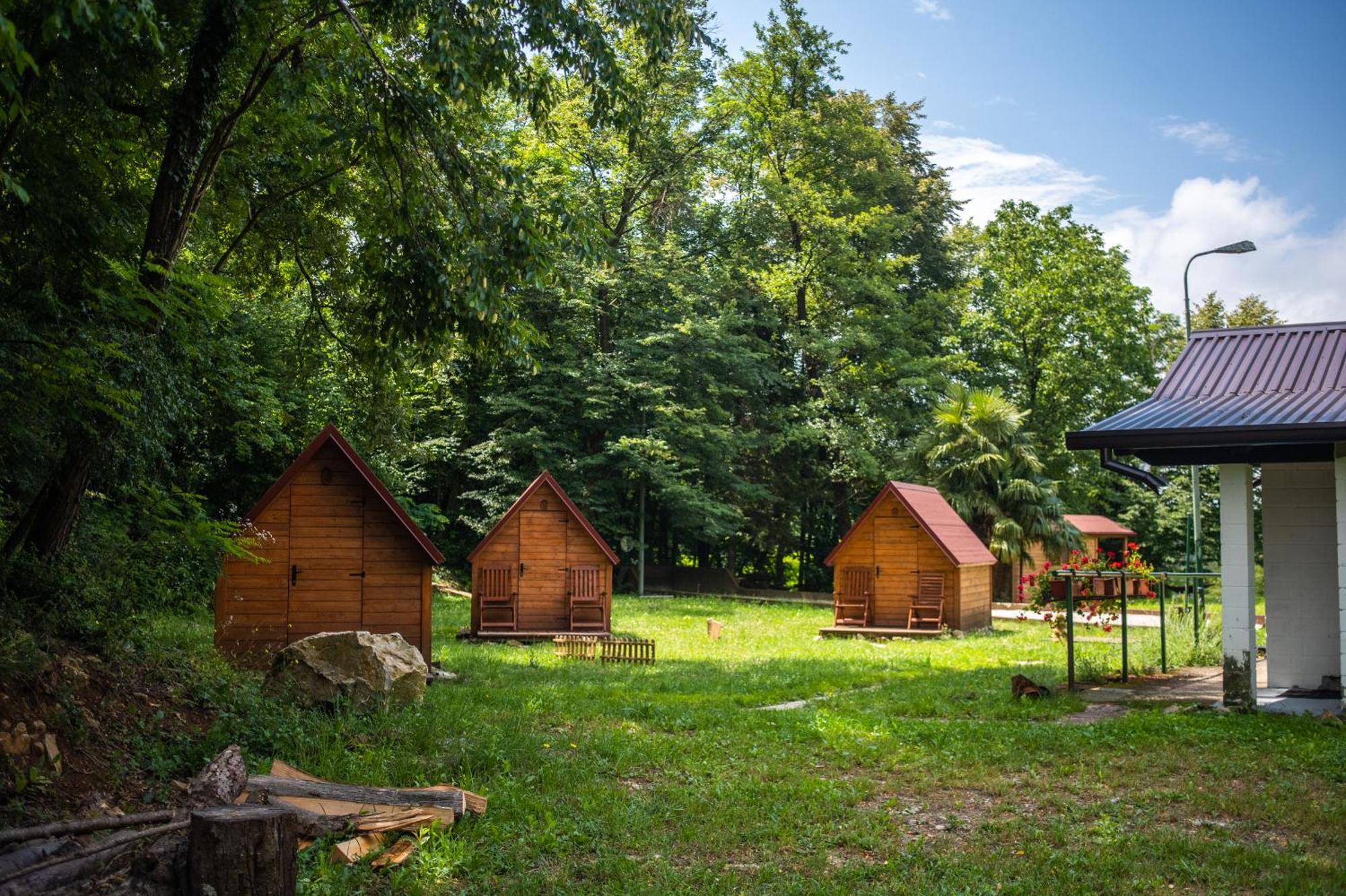 Koca Sredi Gozda Hotel Kanal Bagian luar foto